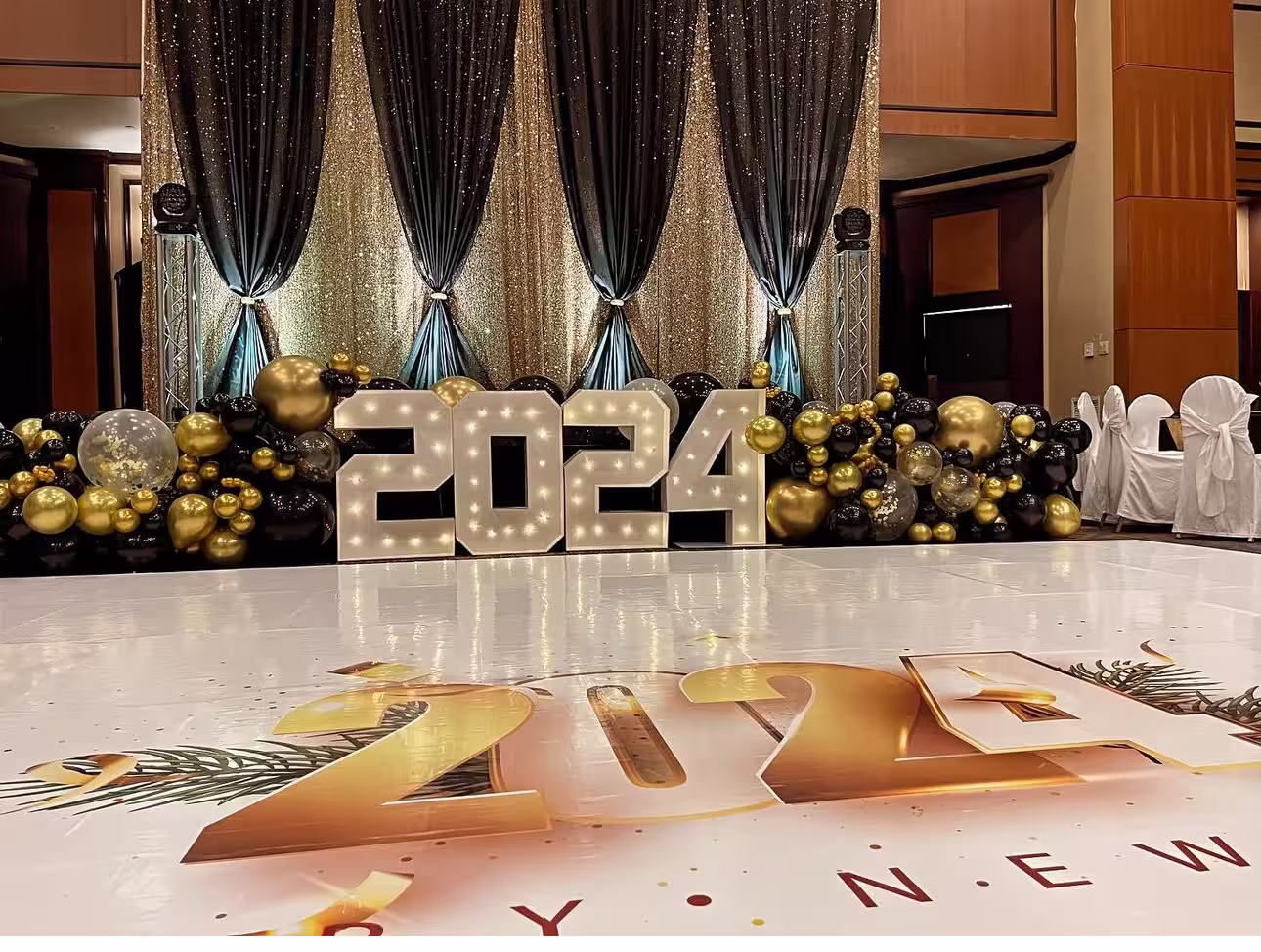 Gold black 2024 new year balloon garland marquee