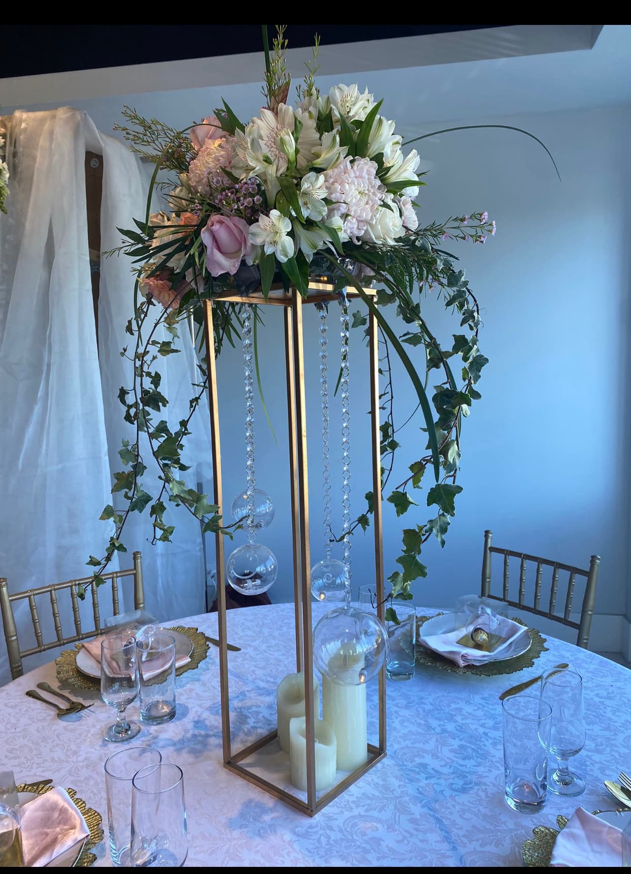 Gold metal stand rental for wedding floral displays and event décor — item SEFR107